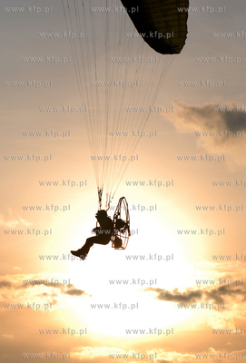 Rewa jesienia. Nz. Paralotniarz 19.11.2006Fot....