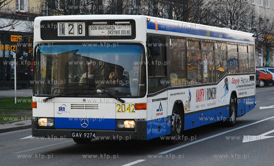 Ulice Gdyni. Nz. autobus lini 128 na ul. Wladyslawa...