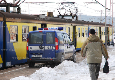 Radiowoz policyjny jadacy  po peronie dworca PKP w...