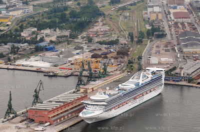 Gdynia z lotu ptaka. Nz. Wycieczkowiec STAR PRINCES...