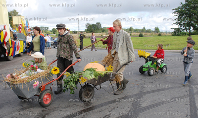 Kosakowo. Dozynki gminne. Nz. Przemarsz dozynkowego...