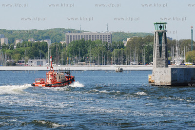Port w Gdyni. Wplywajacy do portu holownik
16.05.2008
Fot....