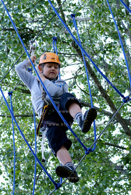 Adventure Park Kolibki w Gdyni. Nz. 6-letni Marek na...