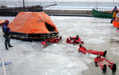 Gdynia, port jachtowy. Jak przetrwac na zamarznietym...
