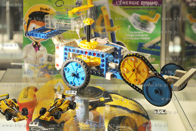 Salony samochodowe na Polach Elizejskich (Champs Elysee...