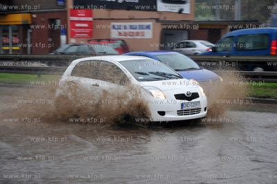 Gdynia. zbieg ul. Warszawskiej i Slaskiej. Zalane ulice...