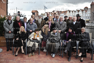 Oficjalna prezentacja osob wchodzacych w sklad honorowego...