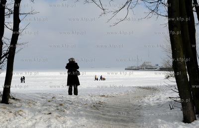 Sopot. Silne mrozy spowodowaly zamarzniecie zatoki...