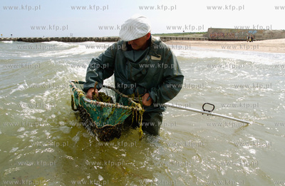 Piotr Grochala z Ustki zajmuje sie zawodowo polawianiem...
