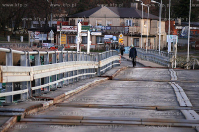 Nocna wichura uszkodzila most pontonowy w Sobieszewie....