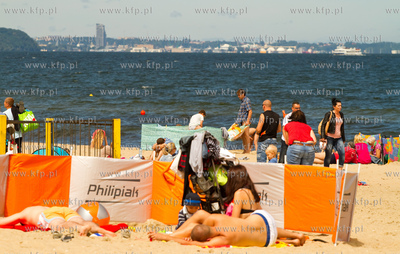 Sloneczna letnia pogoda sprzyjala wypoczynkowi na plazy...