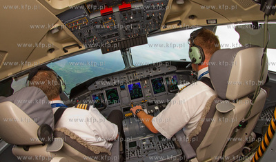 Kokpit w czasie lotu najnowszej maszyny Eurolot.com...