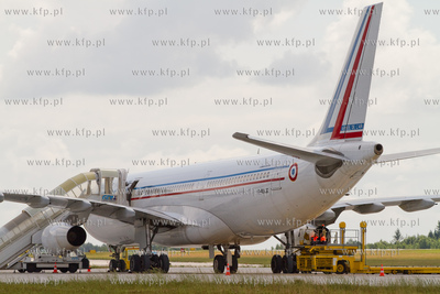 Airbus A 340-200 Francuskich Sil Powietrznych wyladowal...