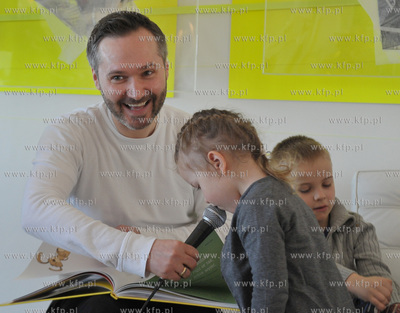 Sopot. Zatoka Sztuki. Jaroslaw Walesa czyta dzieciom...