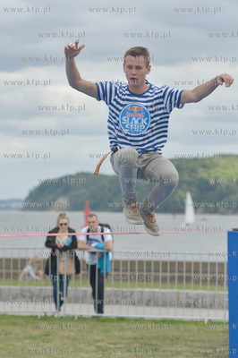 25 metrow nad pokladem Daru Mlodziezy zacumowanym przy...