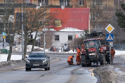 Suchaninoi. Interwencujne łatanie dziur w drodze po...