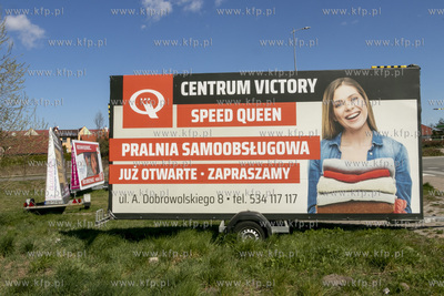 Mobilne reklamy stojące na skrzyżowaniu ulic PCK...