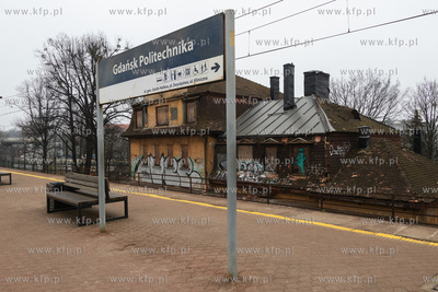 Zdewastowany budynek stojący obok przystanku SKM Politechnika...