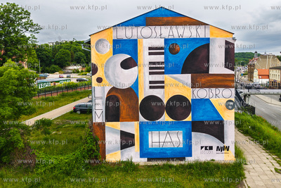 Na fasadzie budynku przy Trakcie św. Wojciecha 36...