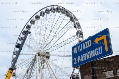 Demontaż koła widokowego Amber Sky na wyspie Ołowianka...