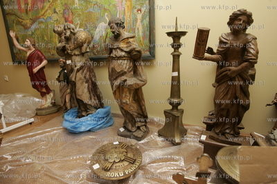 Uratowane zabytki ze spalonego kosciola sw. Katarzyny...