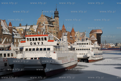 Zima w Gdansku. Statki Zeglugi Gdanskiej stojace przy...
