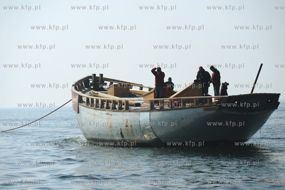 Zniszczony kadłub zaglowca Gen. Zaruski został odholowany...