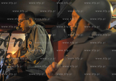 Gazeta Rock Cafe na ulicy Tkackiej w Gdansku. Jeden...