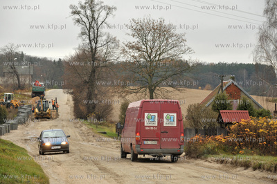 Prace przy remoncie i utwardzaniu kolejnego odcinka...