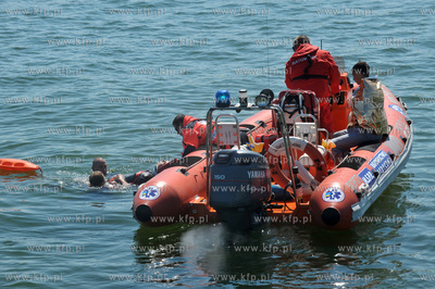 Akcja Zdrowe Wakacje. Pokaz wspoldzialania słuzb ratowniczych...