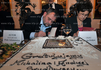 Promocja ksiazki Danuta Walesa marzenia i tajemnice....