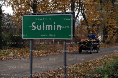 Wjazd do wsi Sulmin na Kaszubach od strony Lezna. Za...