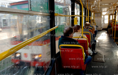 Tramwaj linii 10 jadacy ul. Nowe Ogrody i Kartuska...