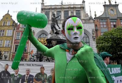 Gdansk, Dlugi Targ. Irlandzcy i hiszpanscy kibice bawia...