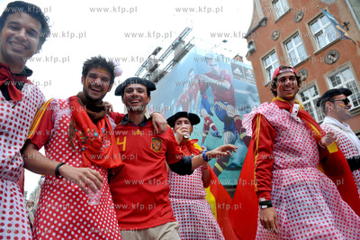 Gdansk, ul. Dluga Irlandzcy i hiszpanscy kibice bawia...