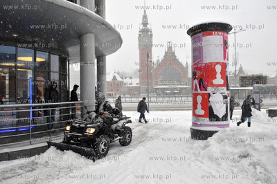Gdansk zima. Quad jako plug odsnieza teren wokol Multipleksu...