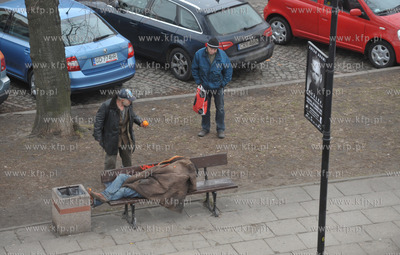 Jeden dzien z zycia na laweczce na ul. Podwale Staromiejskie...