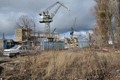 Tereny bylej Stoczni Gdanskiej. Wyburzanie budynku...
