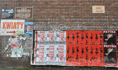 Gdansk Wrzeszcz.Sciana zalepiona plakatami w miejwcu...