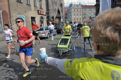 II PZU Gdansk Maraton. Zawodnicy na ul. Panskiej. Punkt...