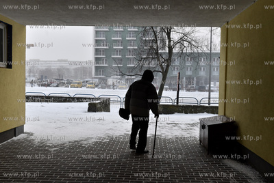 Gdańsk. Śnieżyca na Przymorzu. Starsza osoba przechodzi...
