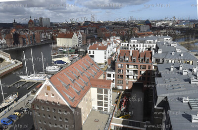Gdańsk, ul. Szafarnia. Widok na Hotel Gdański, Centralne...
