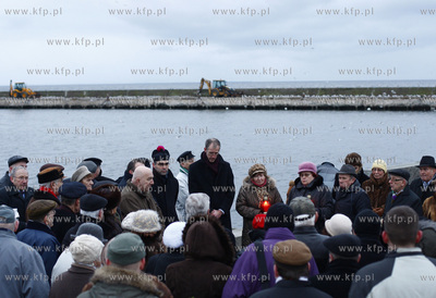 Gdynia. Skwer Kosciuszki. Zlozenie kwiatow oraz zapalenie...