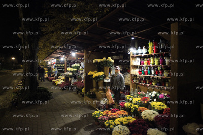 Sopot. Cmentarz katolicki. Stoisko z kwiatmi i zniczami.
30.10.2011
fot....