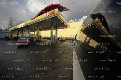 Gdansk. Stacja paliw Lotos przy ul. Kolobrzeskiej.
09.12.2011
fot....