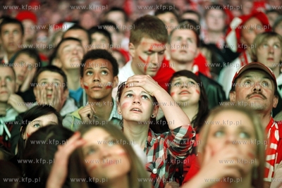Gdansk. Mistrzostwa europy w pilce noznej. Kibice ogladaja...