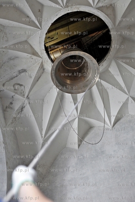 Gdansk. Kosciol sw. Katarzyny. Montaz 50 dzwonu carillonu,...