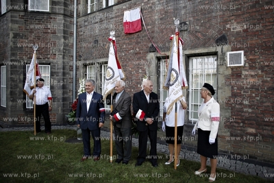Odsloniecie tablicy upamietniajcej fakt, ze w budynku...