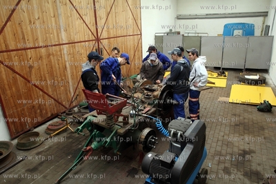 Uczniowie Zespolu Szkol Rolniczych w Rusocinie remontuja...