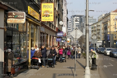 Gdynia Tlusty czwartek. Kolejka po paczki do cukerni...